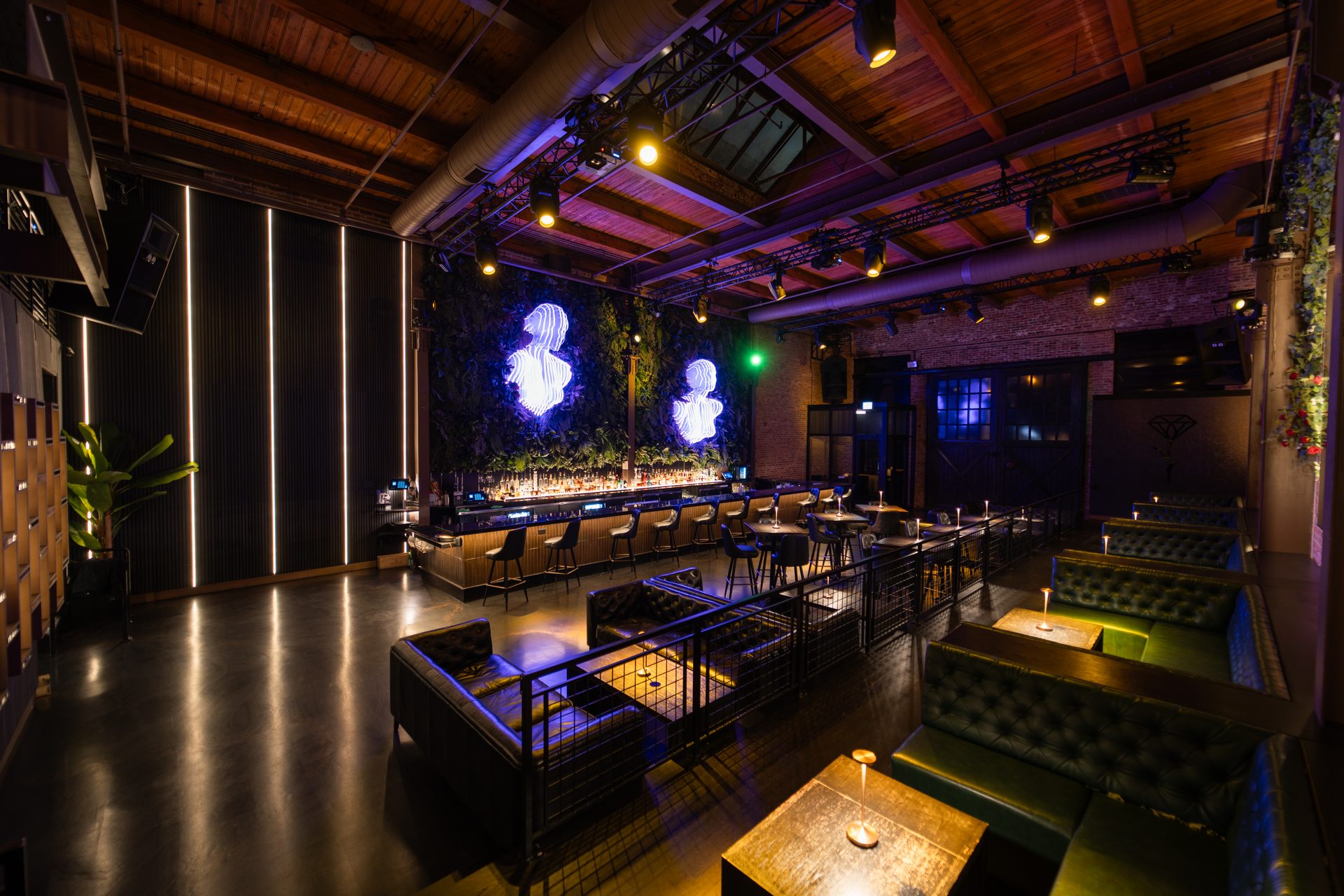 Upper level service bar